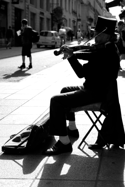 Straßenmusiker spielt Geige